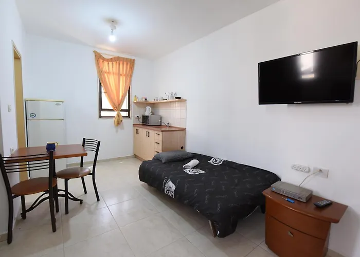 Flintstone Guest House בית ההארחה בן 11 החדרים אינו וילה פרטית אתם מזמינים רק חדרים לא את כל הוילה