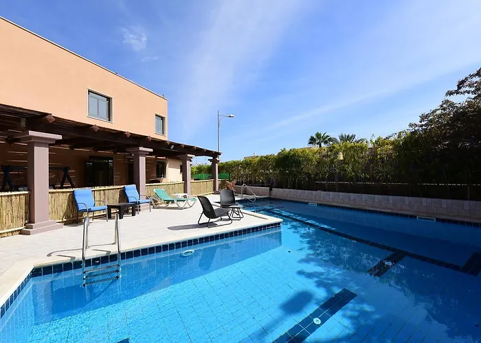 Flintstone Guest House בית ההארחה בן 11 החדרים אינו וילה פרטית אתם מזמינים רק חדרים לא את כל הוילה